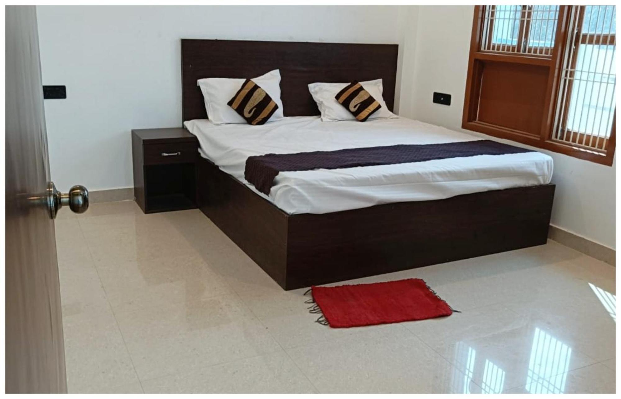 Hotel Aparna Grand Near Ram Janam Bhoomi And Temple - Fully Air Conditioned - Free Wifi Available - Best Budget Hotel In Ayodhya Exterior foto
