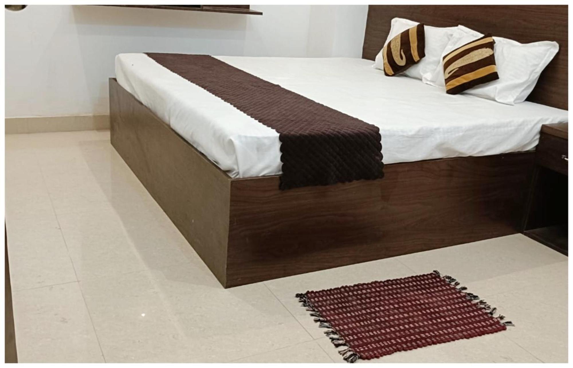 Hotel Aparna Grand Near Ram Janam Bhoomi And Temple - Fully Air Conditioned - Free Wifi Available - Best Budget Hotel In Ayodhya Exterior foto