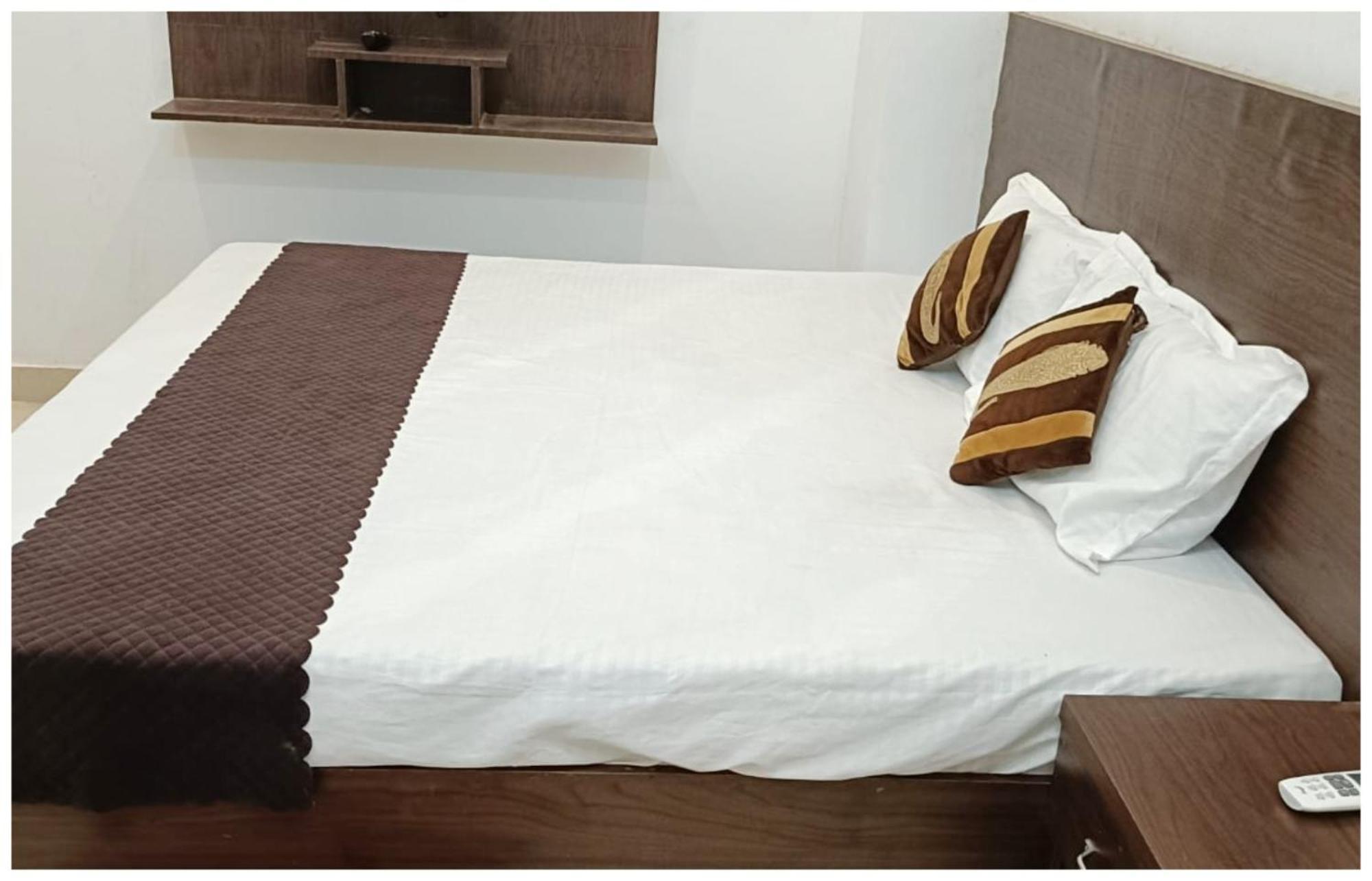 Hotel Aparna Grand Near Ram Janam Bhoomi And Temple - Fully Air Conditioned - Free Wifi Available - Best Budget Hotel In Ayodhya Exterior foto